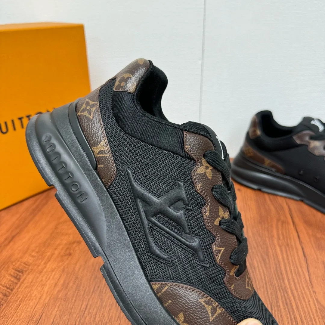 Men's shoes: 480💰LV Classic men's sports shoes are shipped. Lightweight thick-soled chubby bread shoes, super versatile and multiple styles are coming! This sneaker is made of smooth cowhide punching and grained cowhide stitching to create an elegant design. Grained cowhide is stitched with technical mesh, and smooth cowhide and grained cowhide are combined in multiple styles. The color is classic and versatile, and it can be easily integrated into various styles. The eye-catching LV letters are marked on the side of the shoe, the tongue is decorated with LV embroidered letter web logo, the brand logo is screen-printed on the heel, and the lightweight rubber outsole is embellished with Vuitton's personalized logo. The fabric-lined foot pads make your feet fashionable, handsome and versatile! Comes with full original packaging! Size: 38-44, customized 45